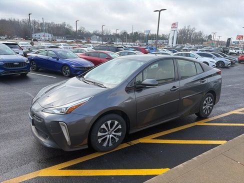 Used 2019 Toyota Prius XLE image 2