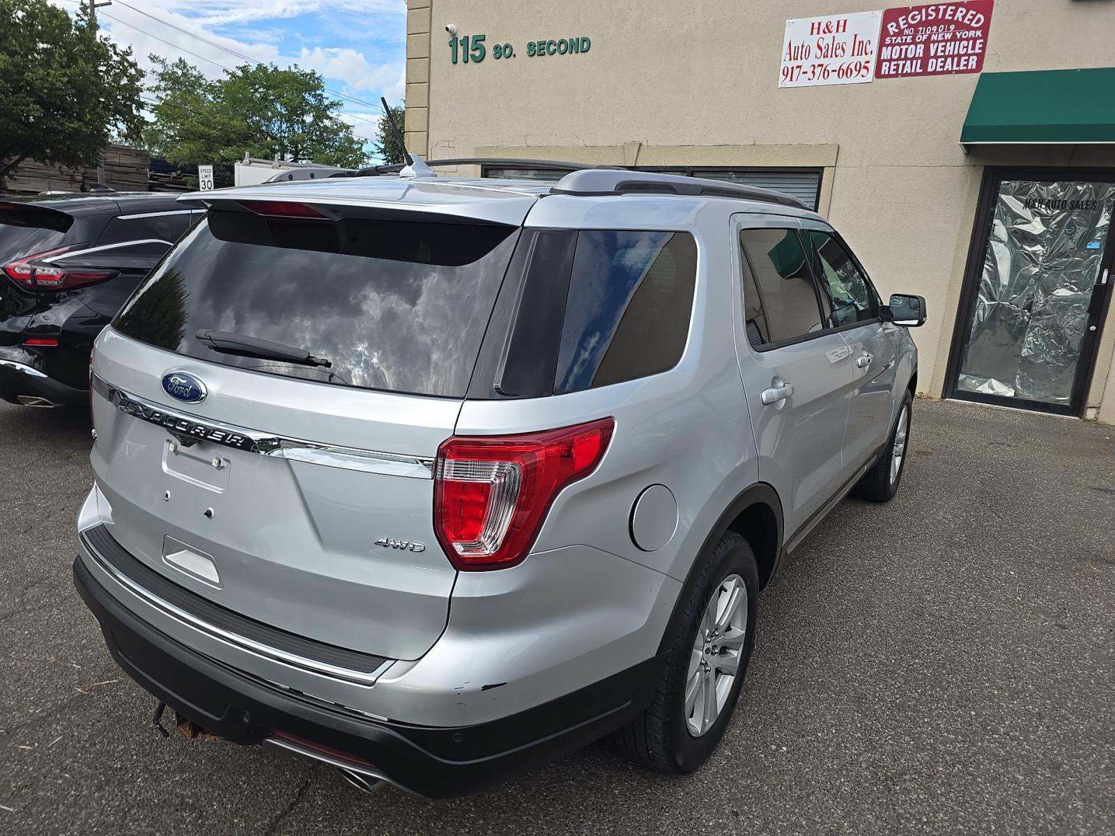 Used 2018 Ford Explorer XLT w/ Equipment Group 202A AWD/4WD image 4