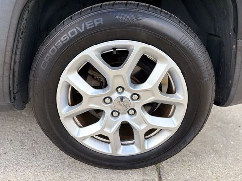 Used 2015 Jeep Renegade Latitude w/ Popular Equipment Group image 27