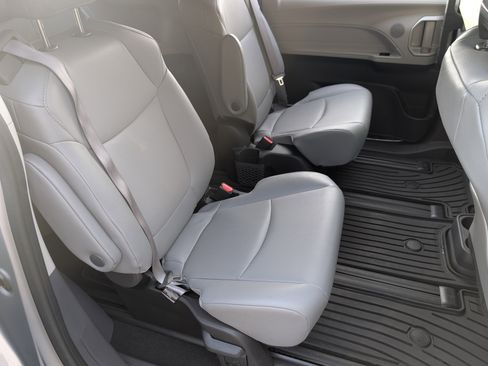 Used 2023 Toyota Sienna XLE image 21