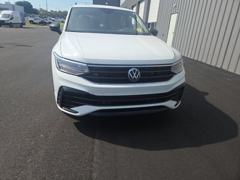 Used 2022 Volkswagen Tiguan SE R-Line FWD image 2