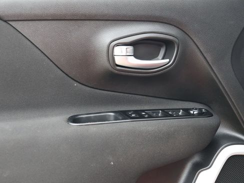 Used 2020 Jeep Renegade Latitude w/ LED Lighting Group FWD image 24