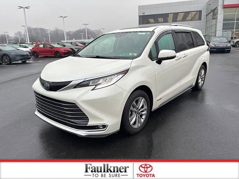 Used 2021 Toyota Sienna Limited image 17