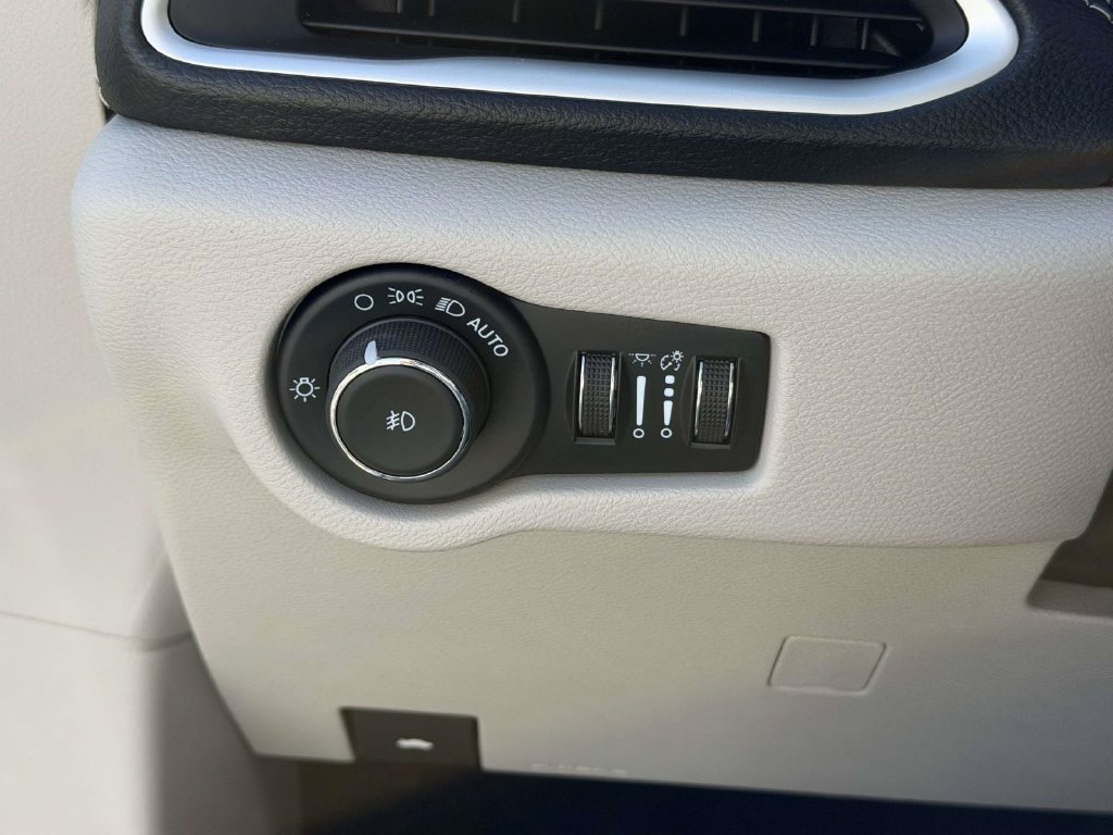 Used 2024 Chrysler Pacifica Touring-L AWD/4WD image 32