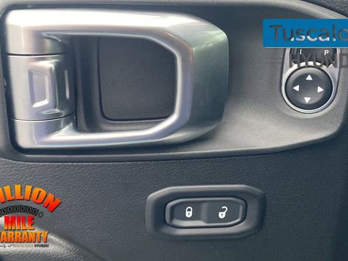 Used 2023 Jeep Gladiator Sport image 14