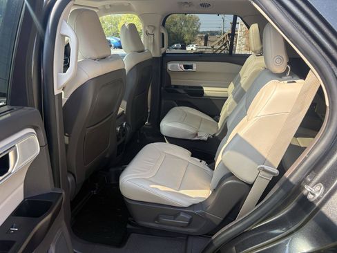 Used 2020 Ford Explorer Platinum w/ Premium Technology Package AWD/4WD image 23