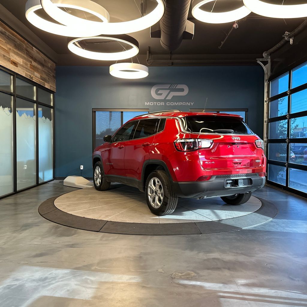 Used 2025 Jeep Compass Latitude AWD/4WD image 5