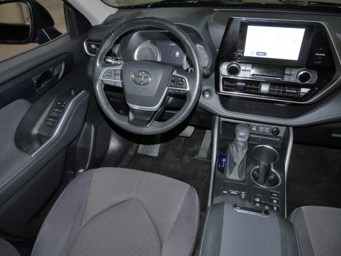 Used 2023 Toyota Highlander LE image 9
