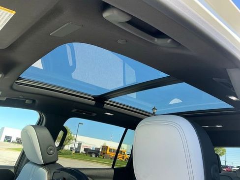 Used 2025 Chevrolet Traverse High Country AWD/4WD image 31
