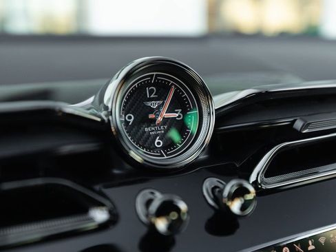 Used 2025 Bentley Bentayga image 44