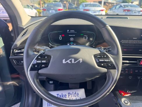 Used 2023 Kia Niro EX image 8