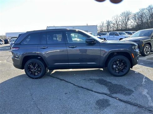 New 2025 Jeep Grand Cherokee Laredo image 2