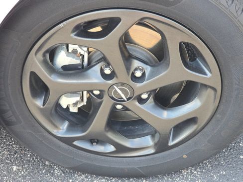 Used 2024 Chrysler Pacifica Limited FWD image 3
