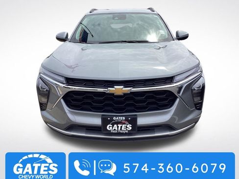 Used 2025 Chevrolet Trax LT w/ LT Convenience Package FWD image 2
