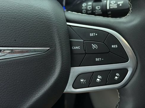 Used 2023 Chrysler Pacifica Touring-L FWD image 26