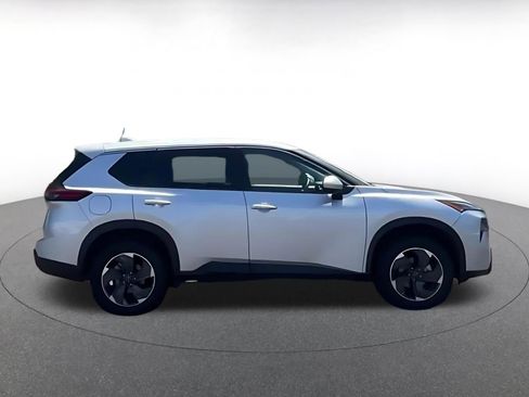 Used 2025 Nissan Rogue SV AWD/4WD image 16