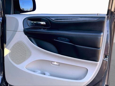 Used 2018 Dodge Grand Caravan SE w/ UConnect Hands-Free Group image 17