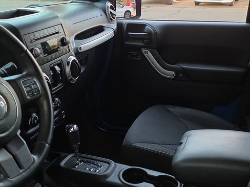 Used 2015 Jeep Wrangler Unlimited Rubicon w/ Connectivity Group image 27