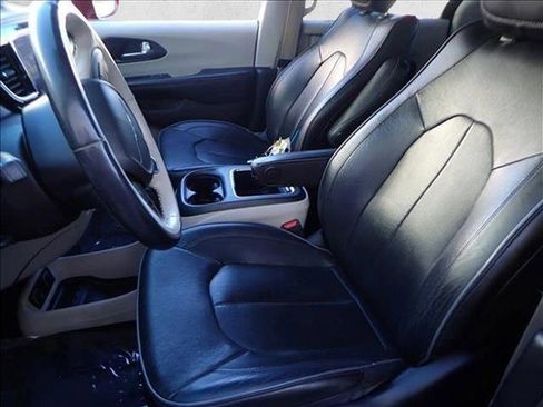 Used 2020 Chrysler Pacifica Limited image 13