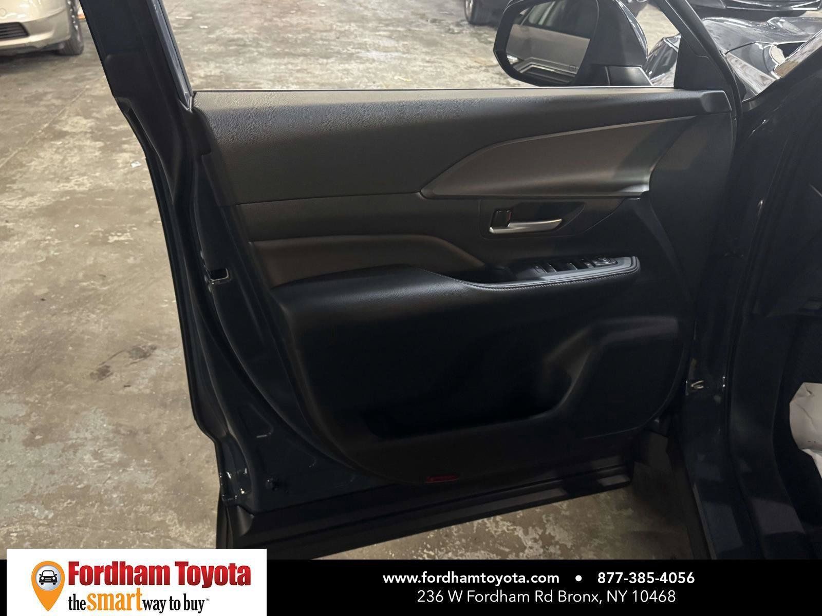 Used 2024 Toyota Grand Highlander AWD image 16