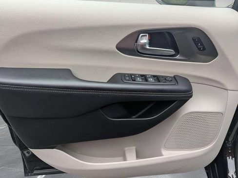 Used 2023 Chrysler Pacifica Touring-L FWD image 14