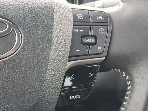 Used 2025 Toyota Camry SE image 21