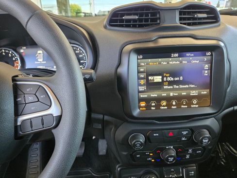 Used 2023 Jeep Renegade Latitude AWD/4WD image 16