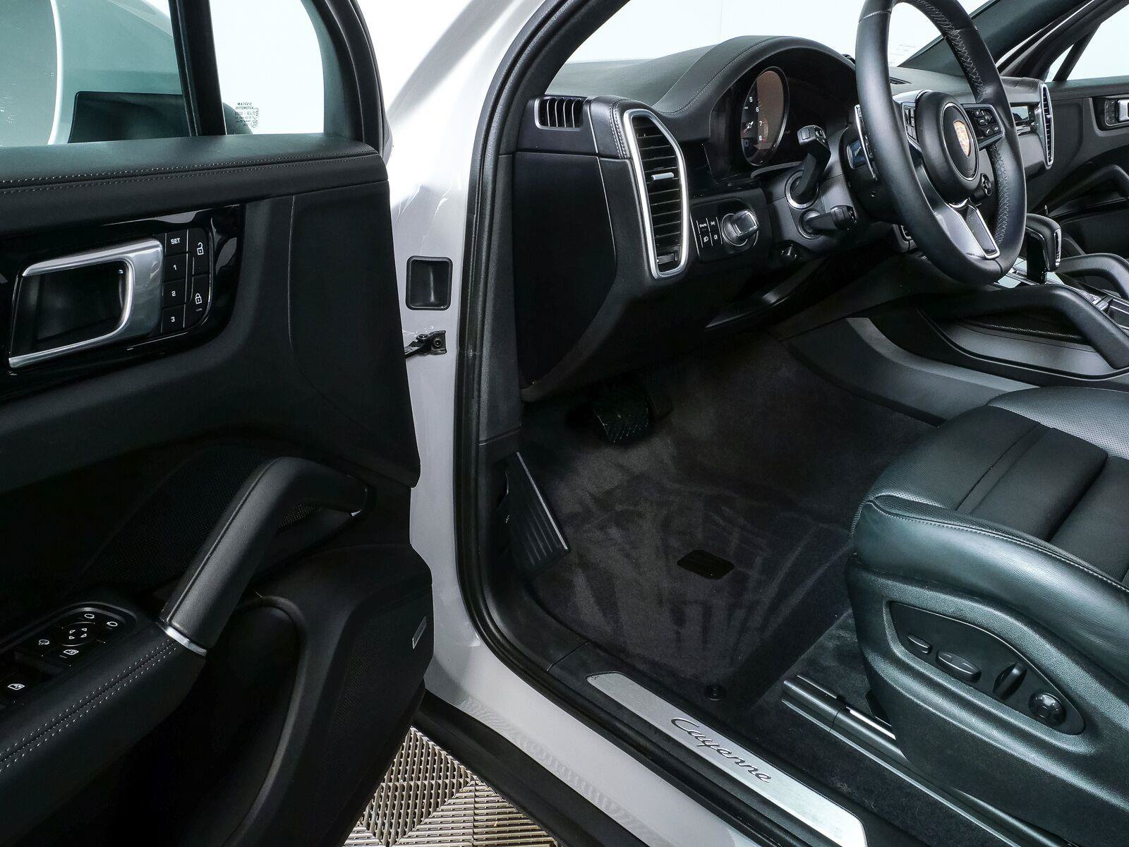 Certified 2023 Porsche Cayenne AWD/4WD image 8