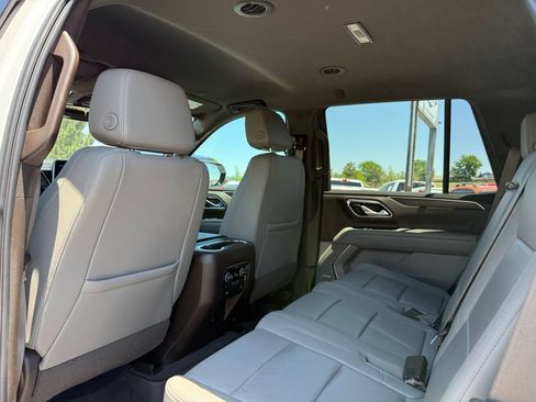 Used 2021 Chevrolet Tahoe Z71 w/ Luxury Package AWD/4WD image 19