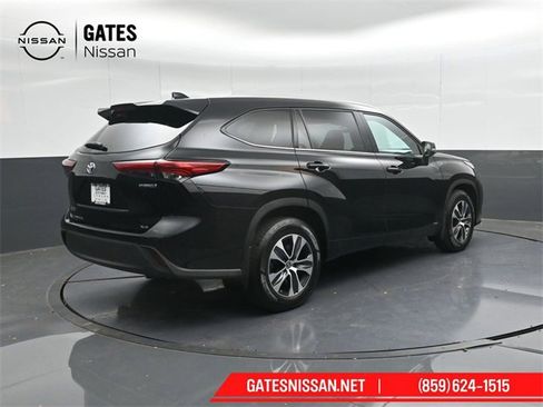 Used 2022 Toyota Highlander XLE image 2