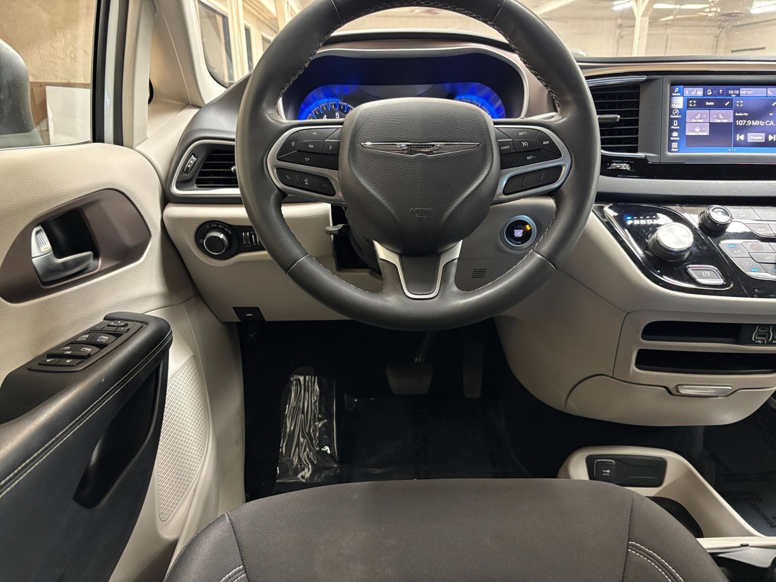 Used 2023 Chrysler Voyager LX FWD image 36