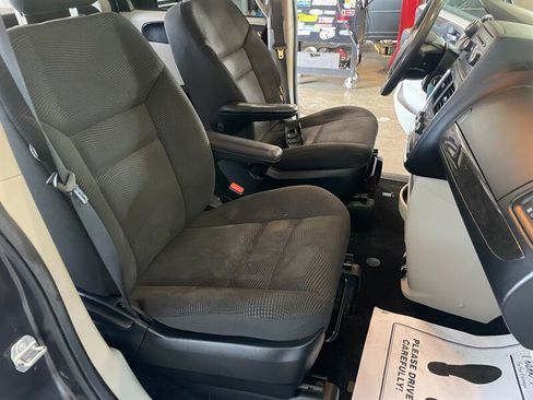 Used 2020 Dodge Grand Caravan SE w/ SE Plus Group FWD image 16