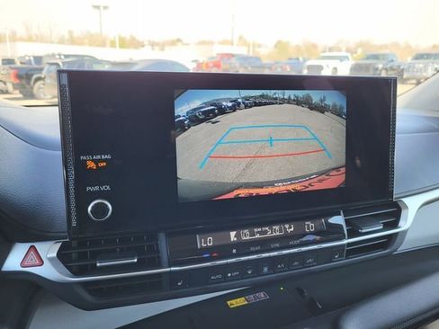 Used 2025 Toyota Sienna XLE w/ XLE Plus Package image 17