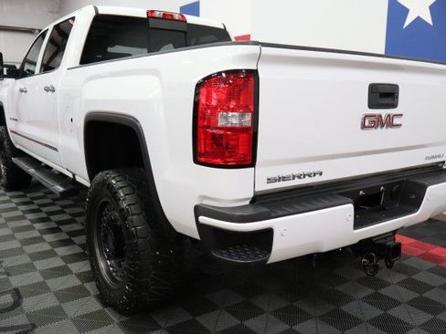 Used 2018 GMC Sierra 2500 Denali w/ Duramax Plus Package AWD/4WD image 11