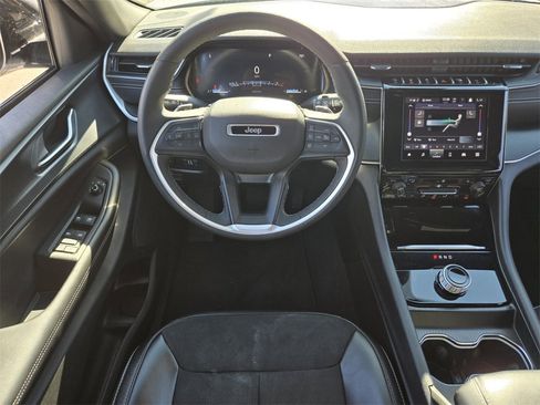 Used 2024 Jeep Grand Cherokee L Laredo image 14