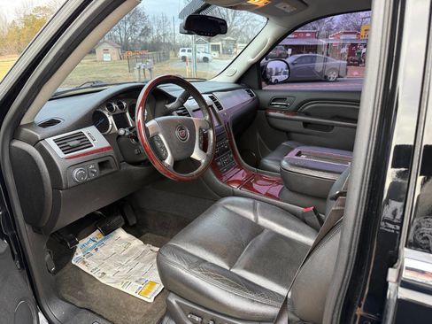 Used 2013 Cadillac Escalade Premium image 7