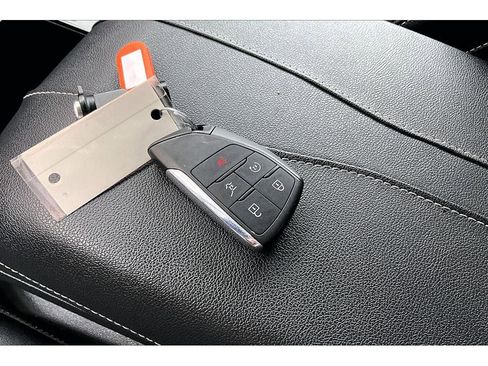 Used 2025 Chevrolet Traverse LT image 11