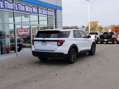 Used 2025 Ford Explorer ST image 3