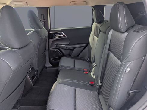 Used 2025 Mitsubishi Outlander ES FWD image 13