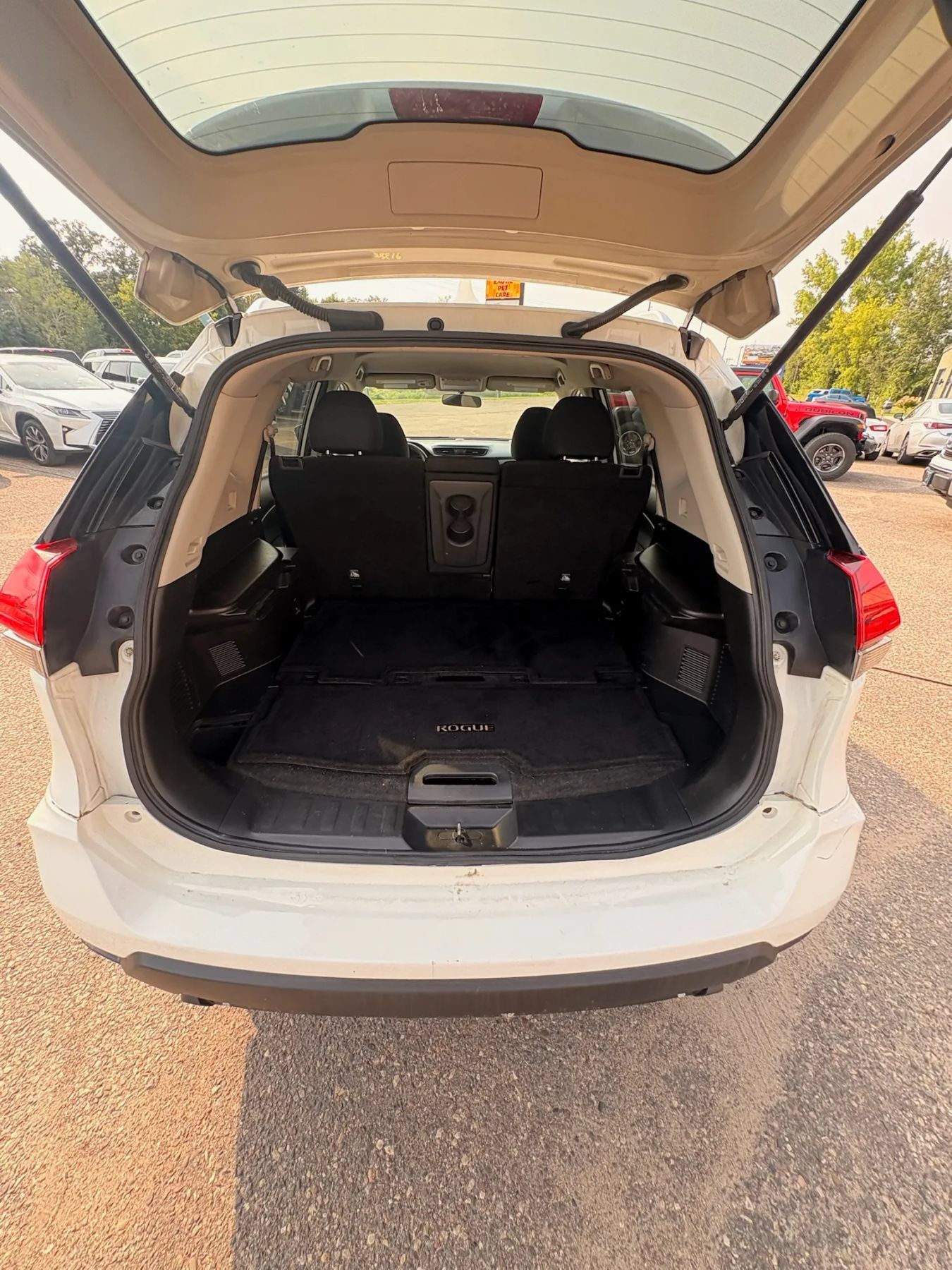 Used 2017 Nissan Rogue SV FWD image 42
