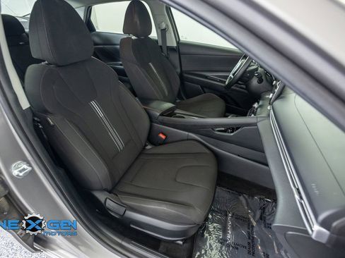 Used 2021 Hyundai Elantra SEL w/ Convenience + Premium Package FWD image 43