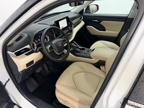 Used 2025 Toyota Highlander XLE AWD/4WD image 16