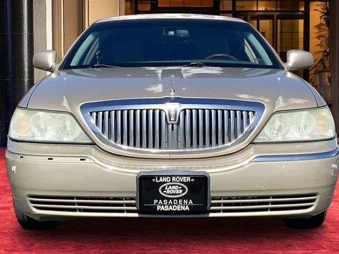 Used 2011 Lincoln Town Car Signature Limited image 3