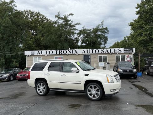 Used 2010 Cadillac Escalade Luxury image 1
