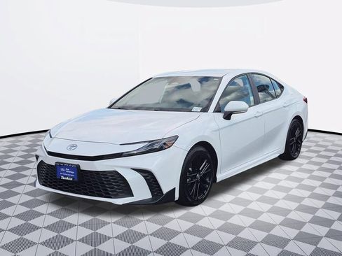 Used 2025 Toyota Camry SE FWD image 2
