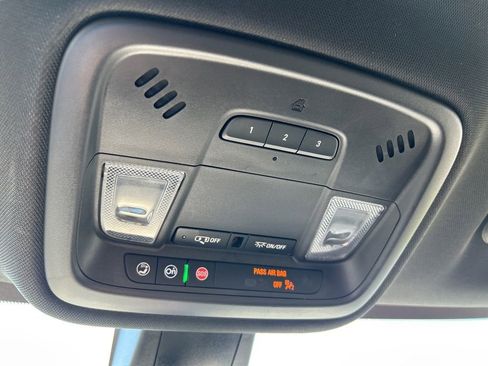 Used 2022 Chevrolet Traverse LT image 34