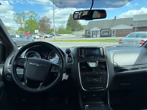 Used 2015 Chrysler Town & Country S FWD image 19