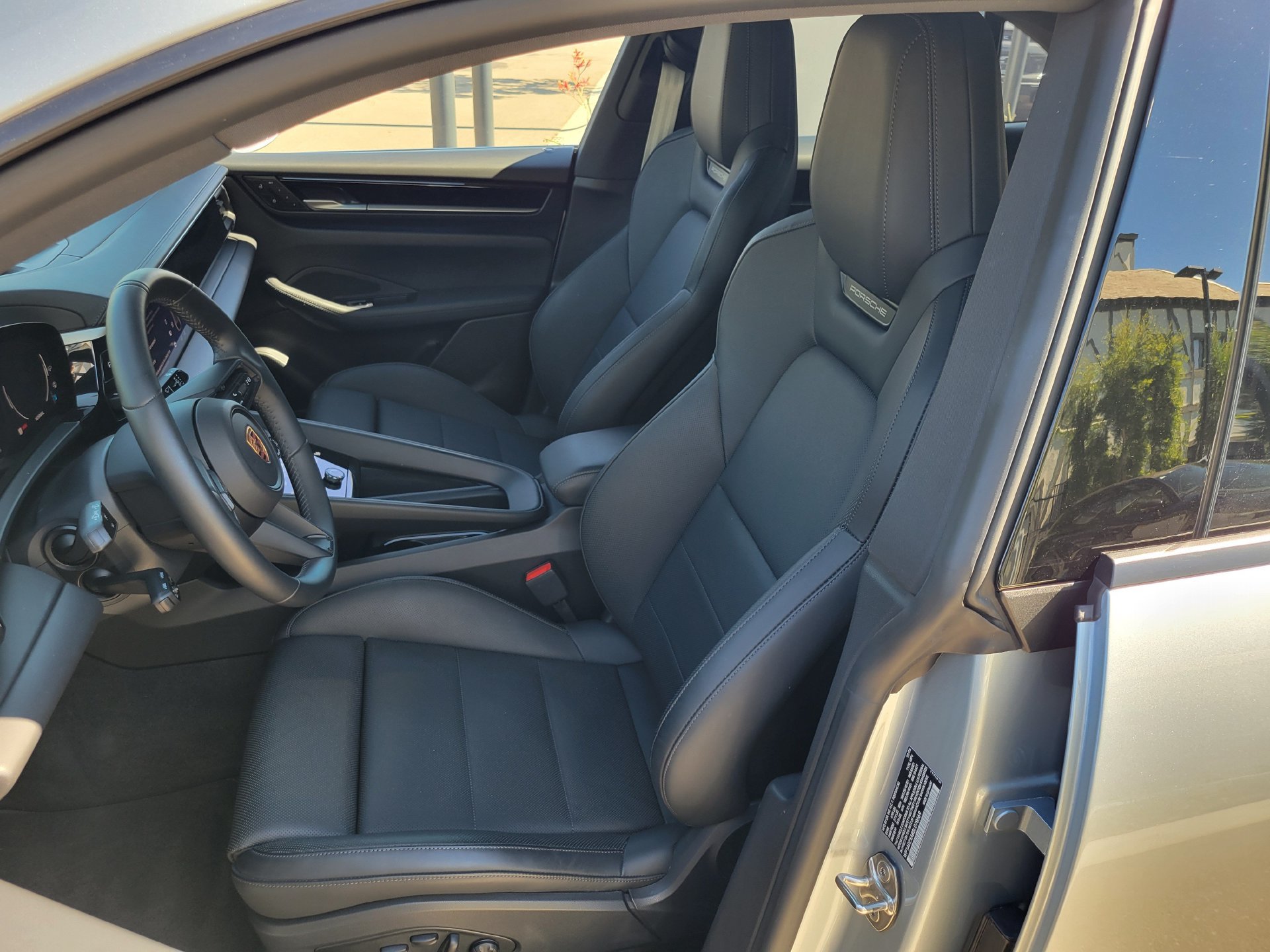 Used 2025 Porsche Macan Electric RWD image 5