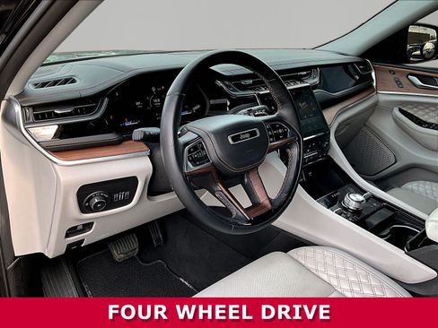 Used 2022 Jeep Grand Cherokee Summit w/ Luxury Tech Group V AWD/4WD image 17