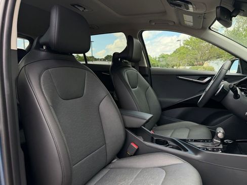 Certified 2025 Kia Niro FWD image 33